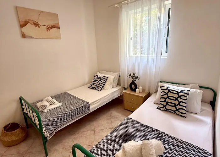 Niki 100 Meters From Beautiful - *
